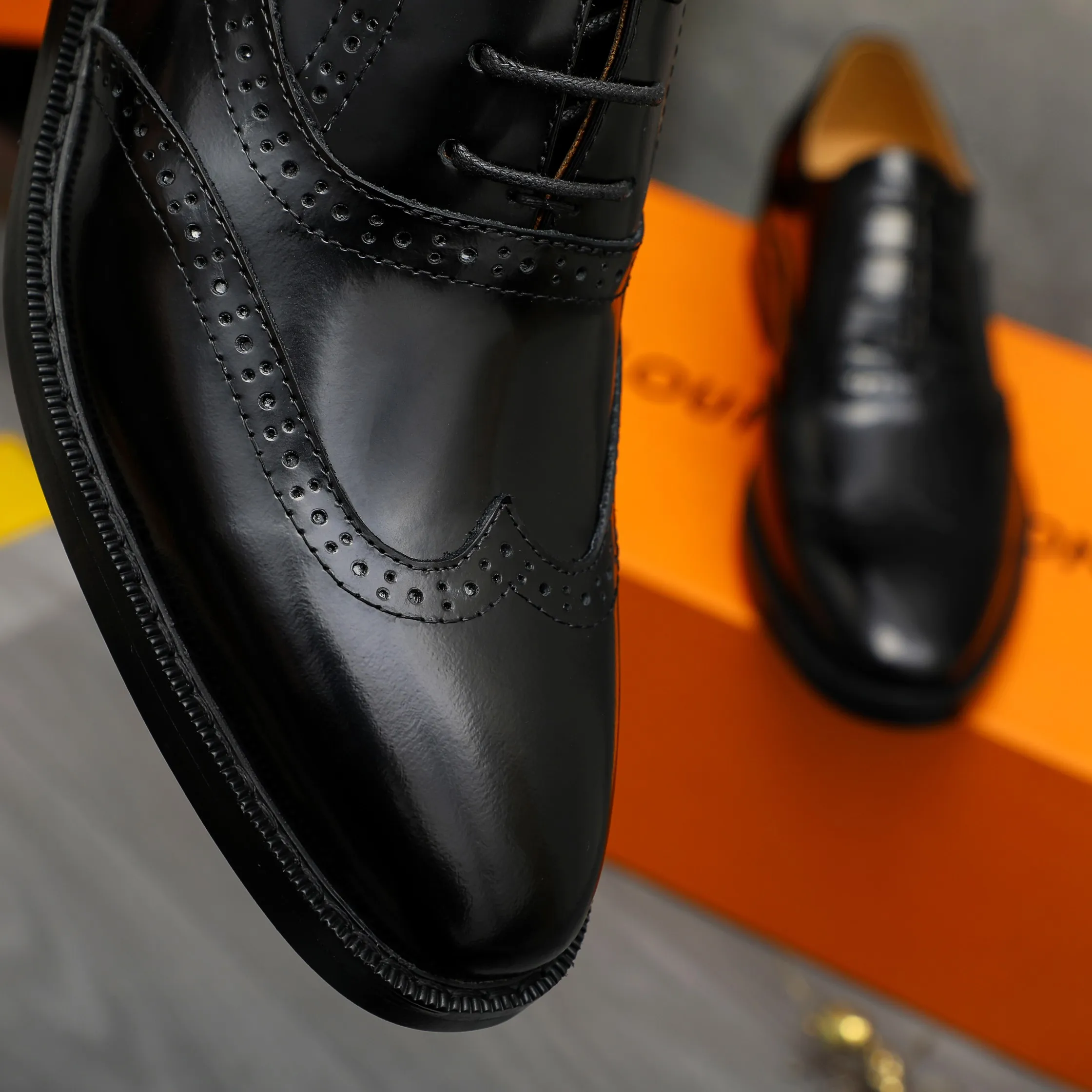 Men's shoes 💰500 Product trademark: LV "Louis Vuitton" business formal leather shoes Regular size: 39-45 (.45 customization is non-returnable) Product materials: Selected pearlescent cowhide upper, cowhide lining, original rubber outsole
